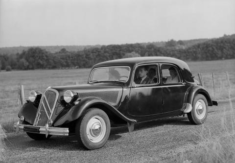 traction_avant_15_six_d_1953_avec_malle_arriere_0.jpg